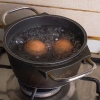 Sjekker om et hardkokt egg er kokt