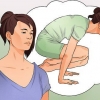 Praktiserer yoga