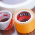 Lage falske negler med tape