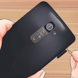 Ta ut batteriet fra en lg g2