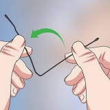 Åpne en låst dør med en bobby pin