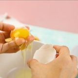 Lage en ansiktsmaske med egg