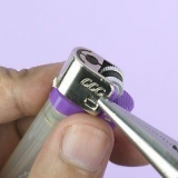 La en stor flamme komme ut av en lighter