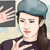 Behandle en finger du slår med en hammer