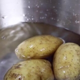 Lage pommes frites i en frityrkoker
