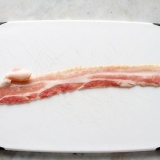 Lage pølser pakket inn i bacon