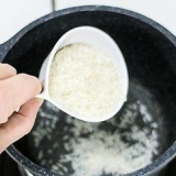Koke ris i kyllingkraft