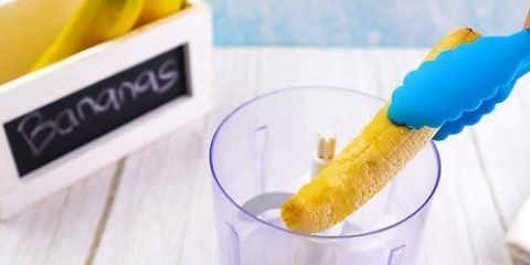 Lage en banansmoothie