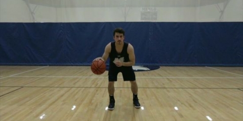Gjør en crossover når du spiller basketball