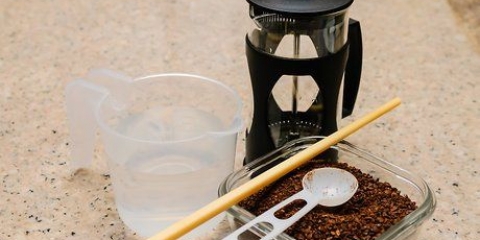 Lage en espresso med en kafé