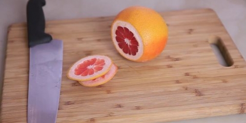 Å kutte en grapefrukt
