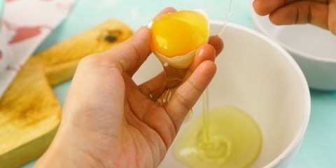 Lage en hårmaske med egg og olivenolje