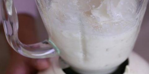 Lage iskrem med melk i en blender