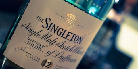 Drikker skotsk whisky