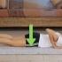 Utfører yoga-kobrastillingen